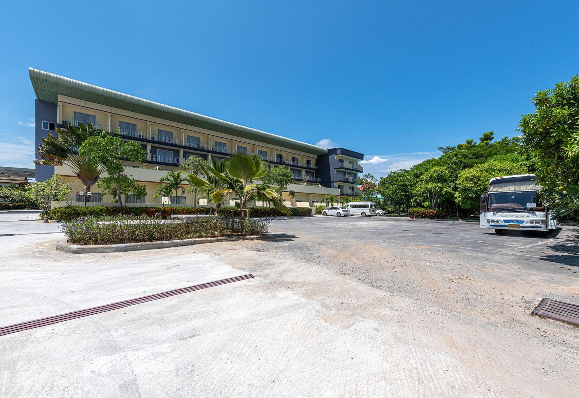 Blue Beach Grand Resort And Spa In Chalong Phuket By Dayuu Banszajjuan Kültér fotó