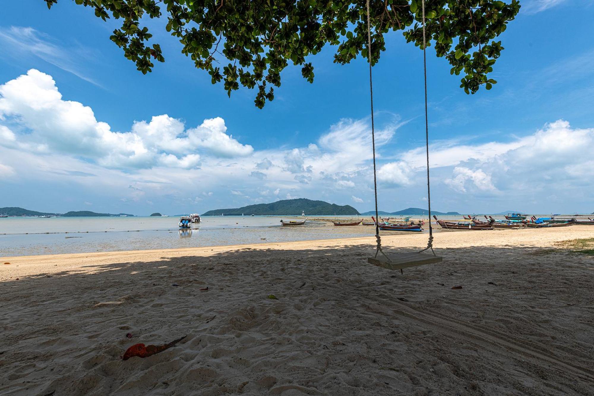 Blue Beach Grand Resort And Spa In Chalong Phuket By Dayuu Banszajjuan Kültér fotó
