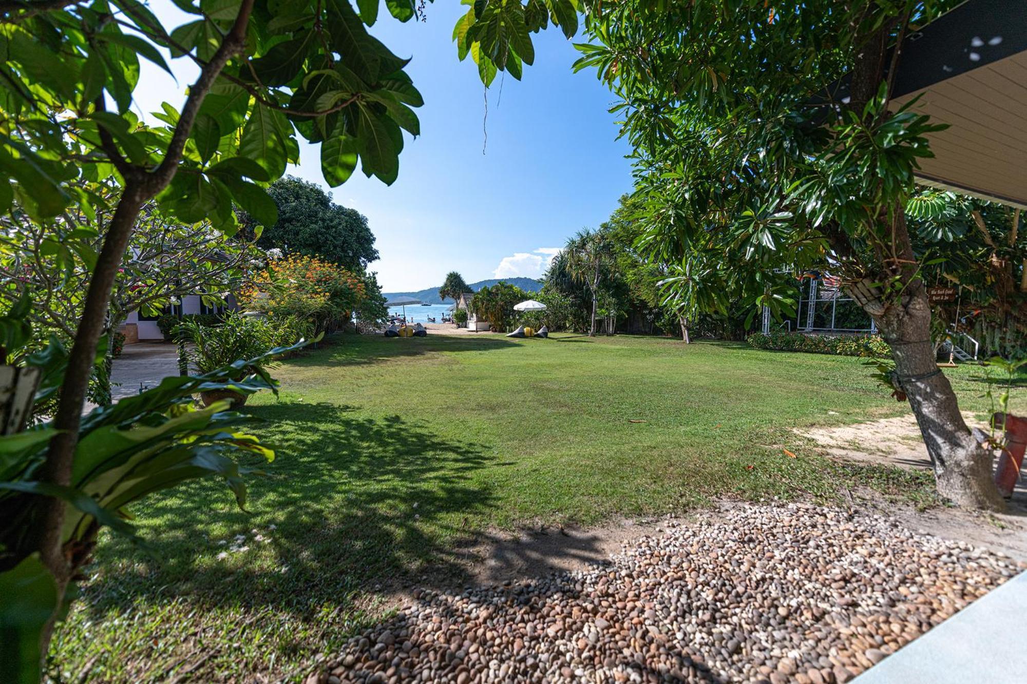 Blue Beach Grand Resort And Spa In Chalong Phuket By Dayuu Banszajjuan Kültér fotó