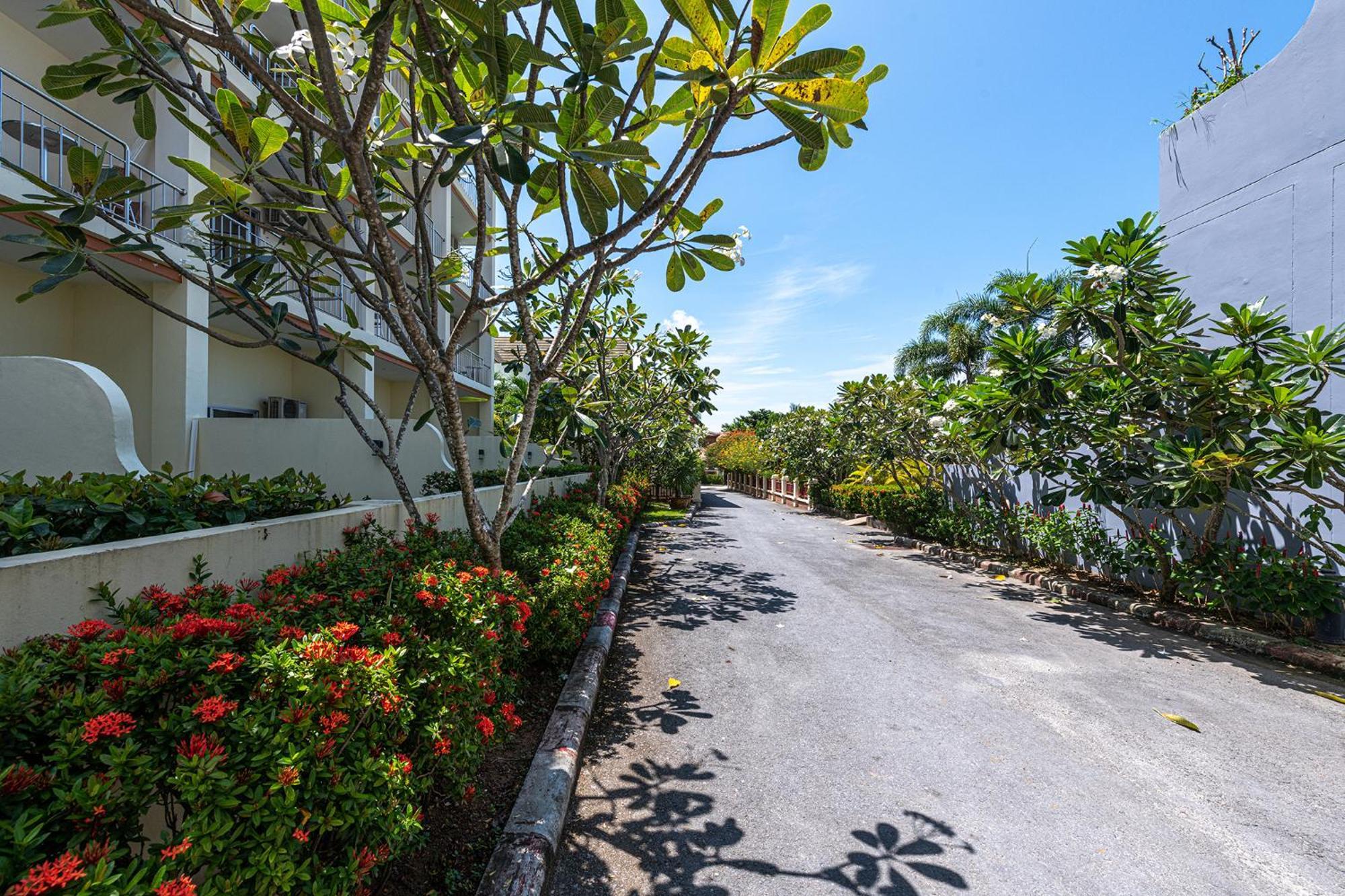 Blue Beach Grand Resort And Spa In Chalong Phuket By Dayuu Banszajjuan Kültér fotó