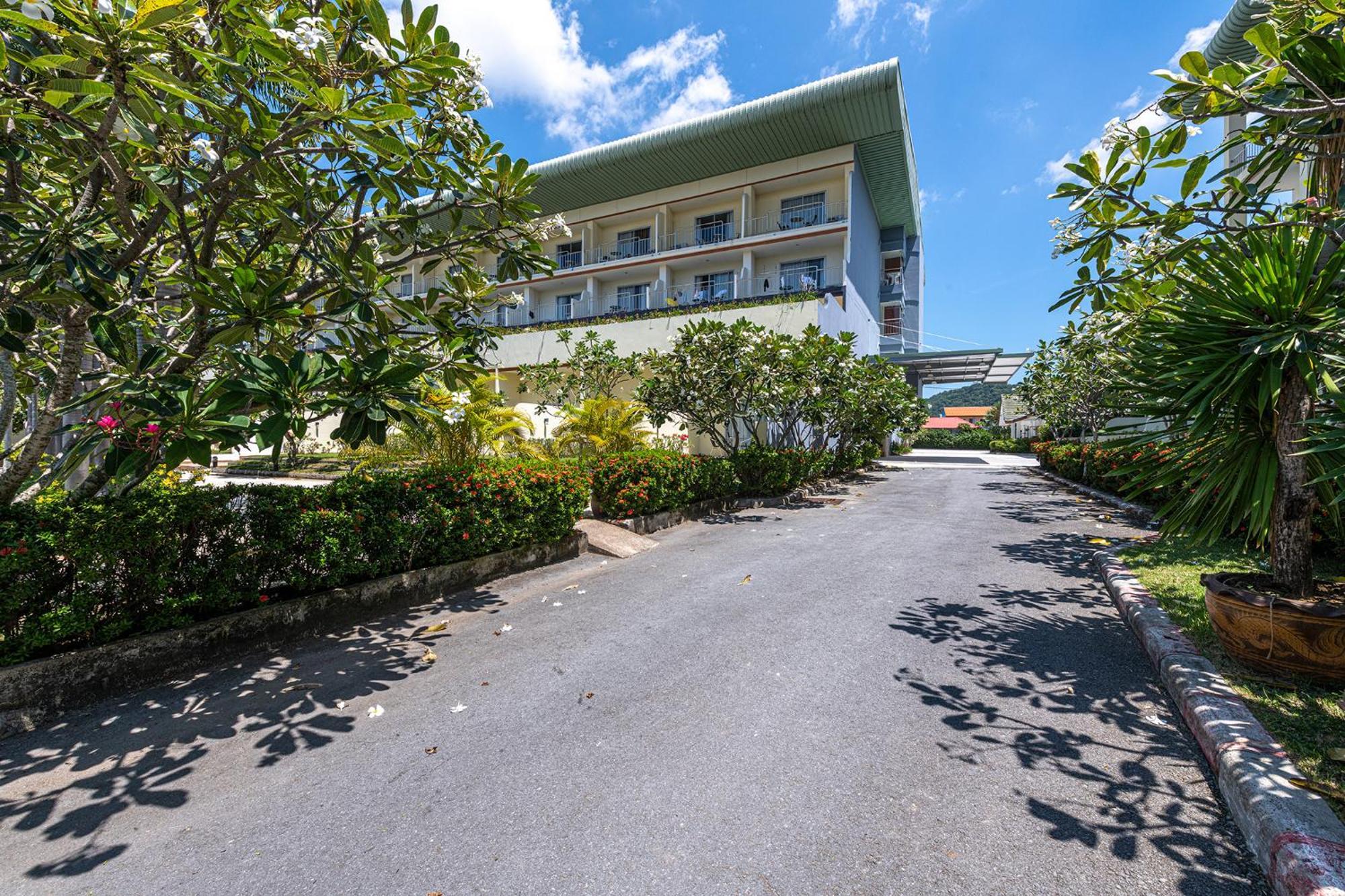 Blue Beach Grand Resort And Spa In Chalong Phuket By Dayuu Banszajjuan Kültér fotó
