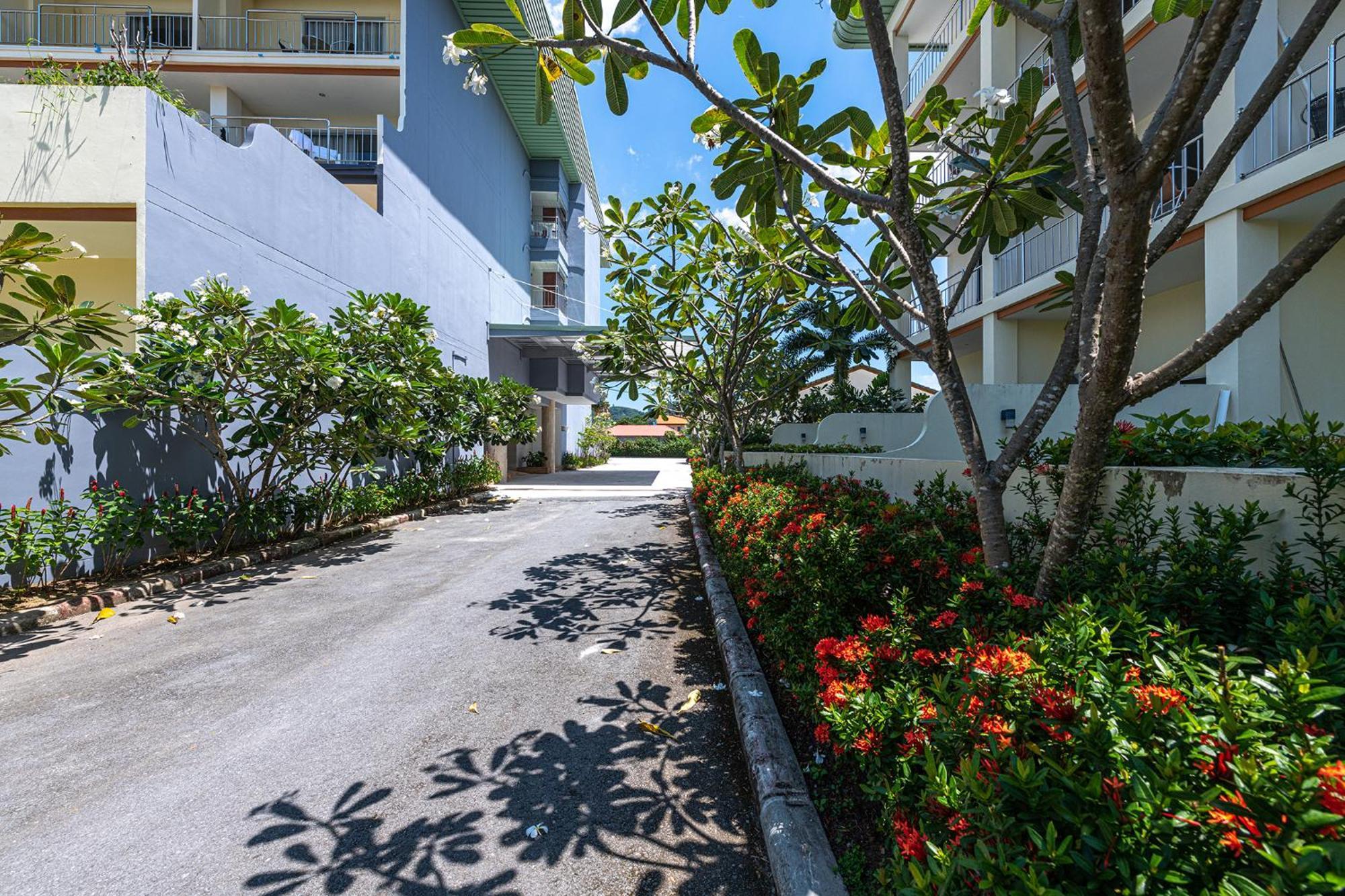 Blue Beach Grand Resort And Spa In Chalong Phuket By Dayuu Banszajjuan Kültér fotó