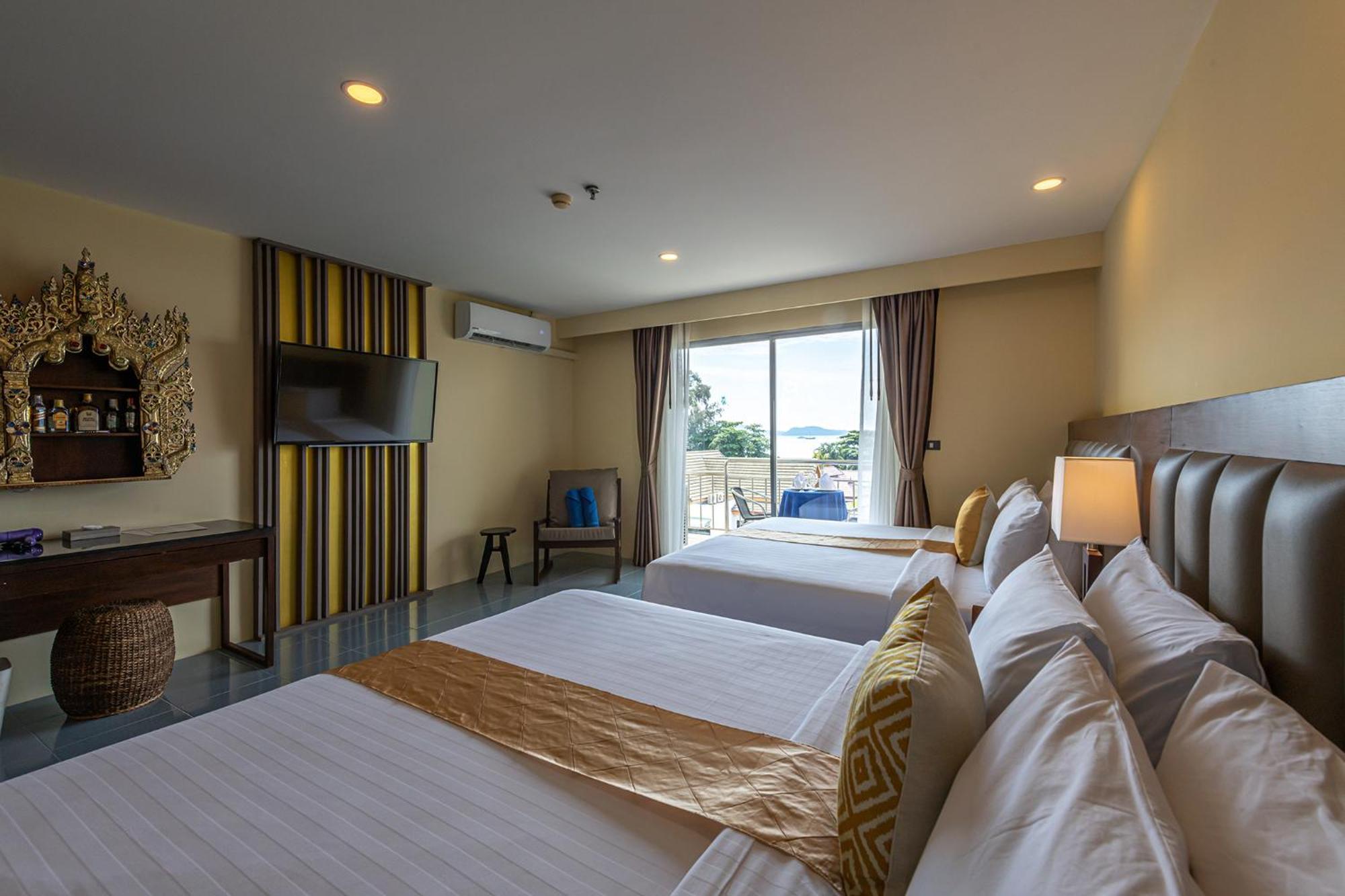 Blue Beach Grand Resort And Spa In Chalong Phuket By Dayuu Banszajjuan Kültér fotó