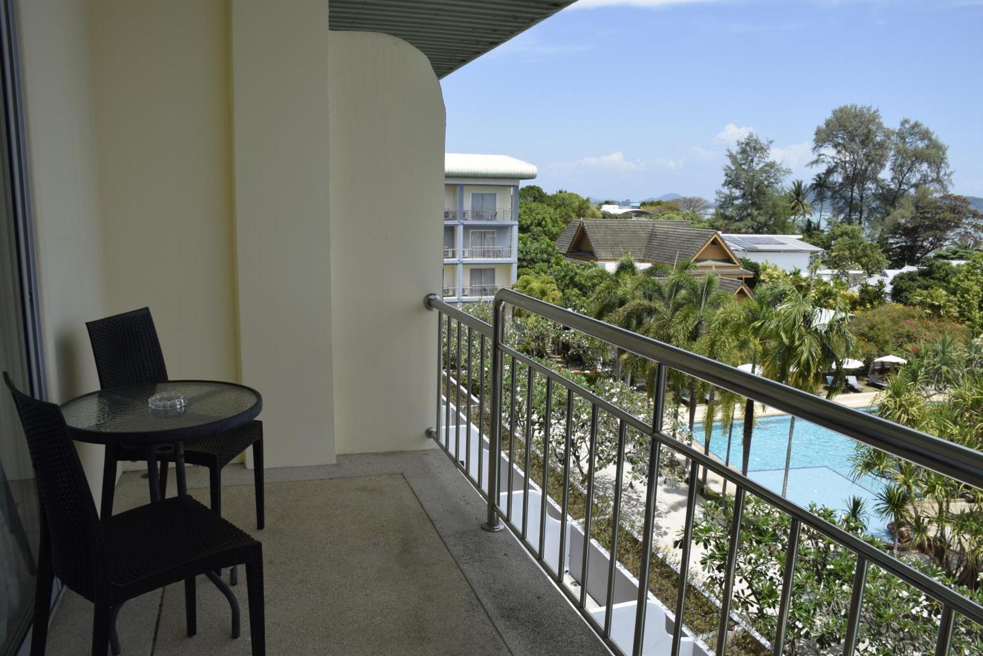 Blue Beach Grand Resort And Spa In Chalong Phuket By Dayuu Banszajjuan Kültér fotó