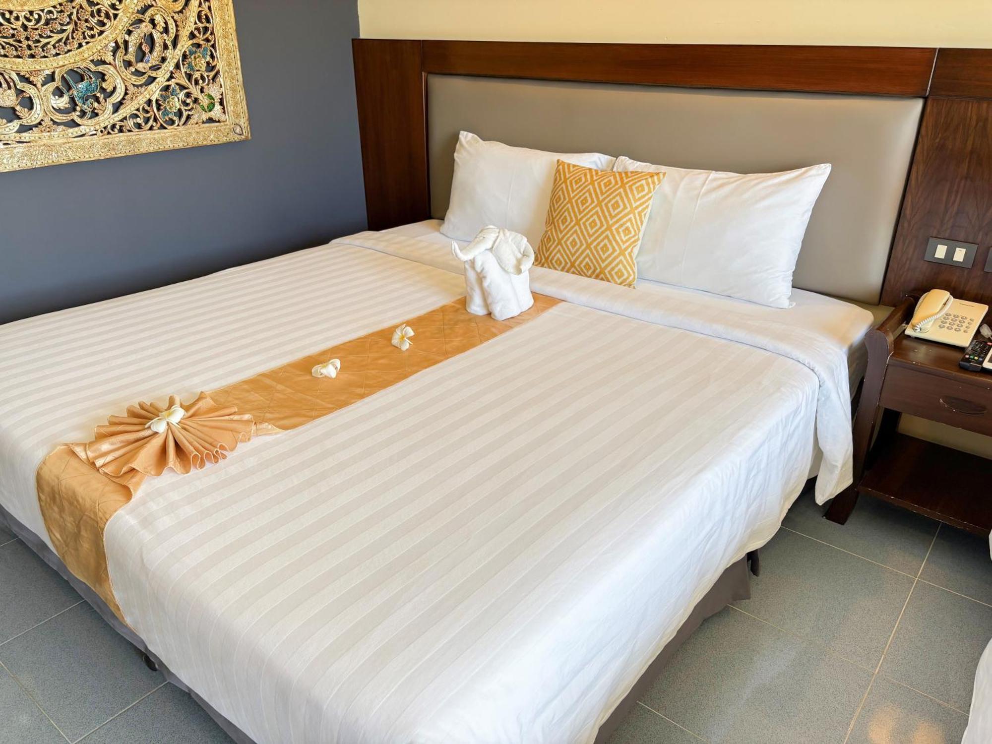 Blue Beach Grand Resort And Spa In Chalong Phuket By Dayuu Banszajjuan Kültér fotó